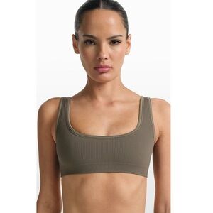 NIKESKIMS RIBBED SEAMLESS MICRO SCOOP BRA DUSTY OAKMOSS